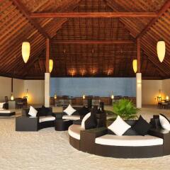 Отель Vilamendhoo Island Resort & Spa интерьер отеля