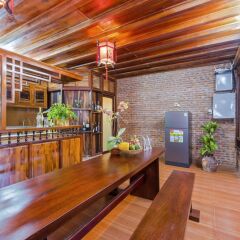 Отель Wooden Lodge Homestay гостиничный бар