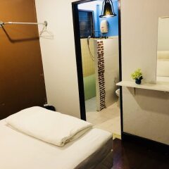 Отель FIRST 1 Boutique House at Sukhumvit 1 удобства в номере фото 2