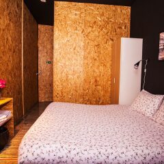 Sky Beds Lisbon Hostel сейф в номере