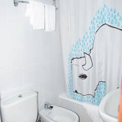 Отель Apartamentos Turisticos Suaces Испания, Ноха - отзывы, цены и фото номеров - забронировать отель Apartamentos Turisticos Suaces онлайн ванная