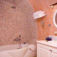 Отель Adamis Majesty Suites Греция, Остров Санторини - отзывы, цены и фото номеров - забронировать отель Adamis Majesty Suites онлайн ванная