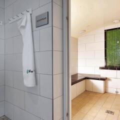 Отель H+ Hotel Salzburg Австрия, Зальцбург - 1 отзыв об отеле, цены и фото номеров - забронировать отель H+ Hotel Salzburg онлайн ванная
