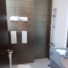 Al Mansour Plaza Hotel in Doha, Qatar from 77$, photos, reviews - zenhotels.com bathroom photo 3