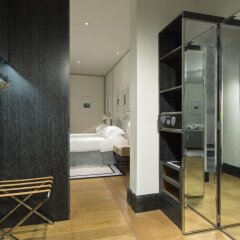 Отель Portrait Suites сейф в номере