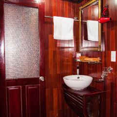 Отель Halong Legacy Legend Cruise ванная фото 2