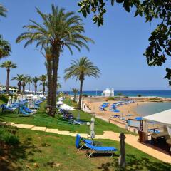 The Golden Coast Beach Hotel пляж