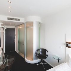 Отель Wakeup Copenhagen - Carsten Niebuhrs Gade сейф в номере