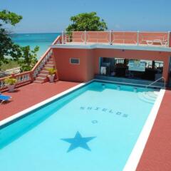 Отель Shields Negril Villas LTD бассейн