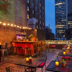 The Roger Smith Hotel гостиничный бар