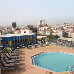 Отель Holiday Inn Lisbon бассейн