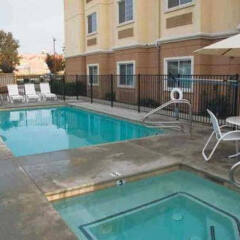 Отель La Quinta Inn & Suites Tulare бассейн фото 3