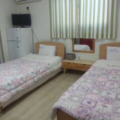 Отель Hongdae Family Housetel 2 комната для гостей