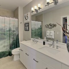 Отель Nice 1BR w/ Pool + Gym South Capitol ванная фото 2