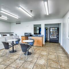 Отель Motel 6 Columbus West Колумбус питание фото 2