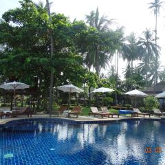 Отель Lipa Lodge Beach Resort бассейн