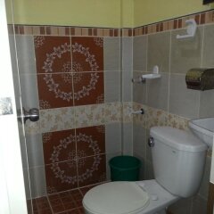 Отель Dhayne Bed and Breakfast - Hostel Филиппины, Пуэрто-Принцеса - отзывы, цены и фото номеров - забронировать отель Dhayne Bed and Breakfast - Hostel онлайн ванная фото 2