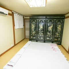 Отель Bukchonmaru Hanok Guesthouse фитнесс-зал