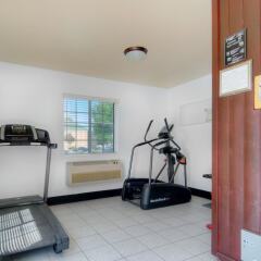 Отель Quality Inn фитнесс-зал фото 4