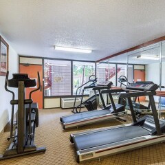 Отель Clarion Inn I-10 East at Beltway фитнесс-зал фото 2