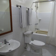 Отель Garden Plaza Hotel Филиппины, Манила - отзывы, цены и фото номеров - забронировать отель Garden Plaza Hotel онлайн ванная