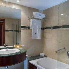Отель Eurostars Ciudad De La Coruna Hotel Испания, Ла-Корунья - 1 отзыв об отеле, цены и фото номеров - забронировать отель Eurostars Ciudad De La Coruna Hotel онлайн ванная фото 2