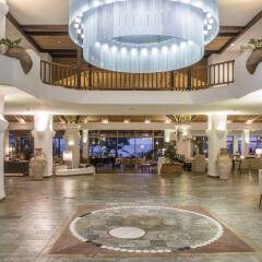 Coral Beach Hotel and Resort интерьер отеля