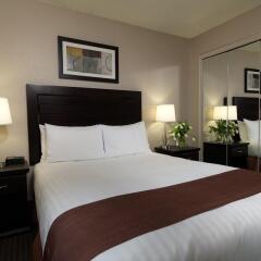 Отель Regency Suites Hotel Канада, Калгари - отзывы, цены и фото номеров - забронировать отель Regency Suites Hotel онлайн комната для гостей