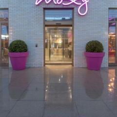 Отель Moxy London Excel вид на фасад фото 2