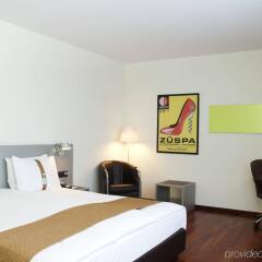 Отель Holiday Inn Zurich - Messe Швейцария, Цюрих - 9 отзывов об отеле, цены и фото номеров - забронировать отель Holiday Inn Zurich - Messe онлайн комната для гостей фото 2