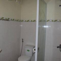 Отель Cam Chau Homestay ванная фото 2