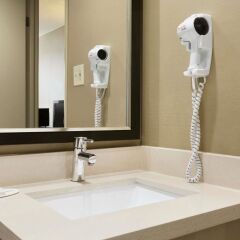 Отель Travelodge by Wyndham Toronto East ванная фото 2