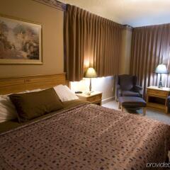 Отель The Glenmore Inn & Convention Centre Канада, Калгари - отзывы, цены и фото номеров - забронировать отель The Glenmore Inn & Convention Centre онлайн комната для гостей фото 4