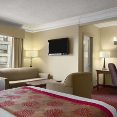 Отель Ramada Plaza by Wyndham Toronto Downtown Канада, Торонто - отзывы, цены и фото номеров - забронировать отель Ramada Plaza by Wyndham Toronto Downtown онлайн удобства в номере