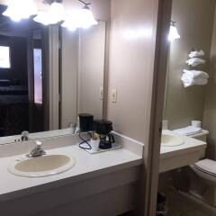 Отель German Village Inn Motel ванная