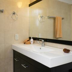 Eastern Style Modern w Parking & Jacuzzi Израиль, Иерусалим - отзывы, цены и фото номеров - забронировать отель Eastern Style Modern w Parking & Jacuzzi онлайн ванная фото 2