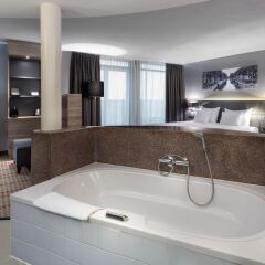 Отель Ramada Amsterdam Airport Schiphol Hotel Нидерланды, Бадхевердорп - 9 отзывов об отеле, цены и фото номеров - забронировать отель Ramada Amsterdam Airport Schiphol Hotel онлайн ванная фото 2