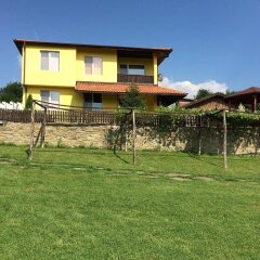 Отель Bachvarovi Houses Боженци спортивное сооружение