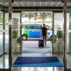 Отель Holiday Inn Express Lisbon Airport Португалия, Лиссабон - 3 отзыва об отеле, цены и фото номеров - забронировать отель Holiday Inn Express Lisbon Airport онлайн городской автобус