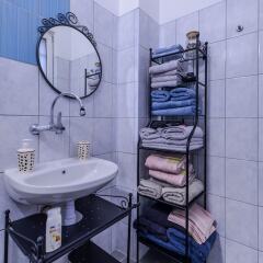 Отель FM Deluxe 2-BDR Apartment - La La Land Болгария, София - отзывы, цены и фото номеров - забронировать отель FM Deluxe 2-BDR Apartment - La La Land онлайн ванная