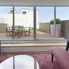 Апартаменты Gladys Attic Apartment by FeelFree Rentals комната для гостей фото 4