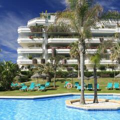 Отель Coral Beach Aparthotel бассейн