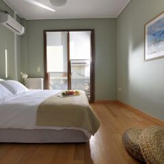 Отель Karyatis Luxury Maisonette by K&K Афины комната для гостей