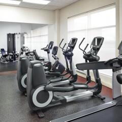 Отель Four Points by Sheraton Calgary Airport фитнесс-зал