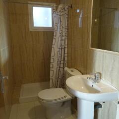 Отель Apartamentos Elvira Испания, Бланес - отзывы, цены и фото номеров - забронировать отель Apartamentos Elvira онлайн ванная