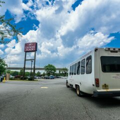 Отель Crowne Plaza Hotel-Newark Airport США, Элизабет - отзывы, цены и фото номеров - забронировать отель Crowne Plaza Hotel-Newark Airport онлайн городской автобус