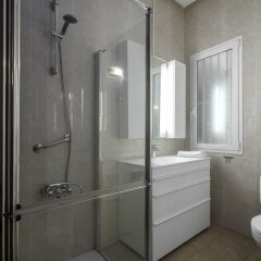 Отель SanSebastianForYou Cathedral Apartment Испания, Сан-Себастьян - отзывы, цены и фото номеров - забронировать отель SanSebastianForYou Cathedral Apartment онлайн ванная