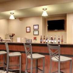 Отель Cobblestone Inn & Suites - Altamont гостиничный бар