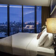 Отель The Continent Bangkok by Compass Hospitality 4* Стандартный номер с различными типами кроватей фото 19