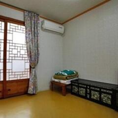 Отель Inwoo House сейф в номере